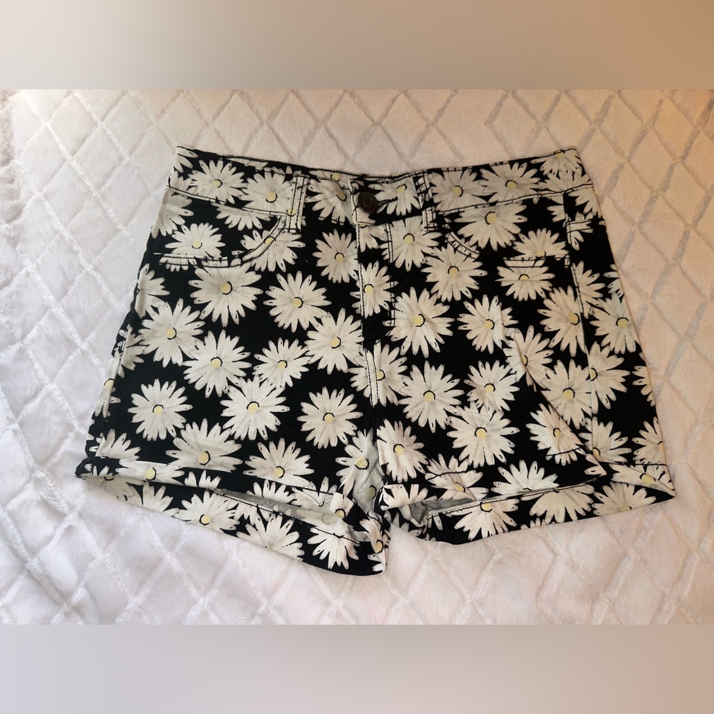 🖤🌼DAISY SHORTS SIZE 5